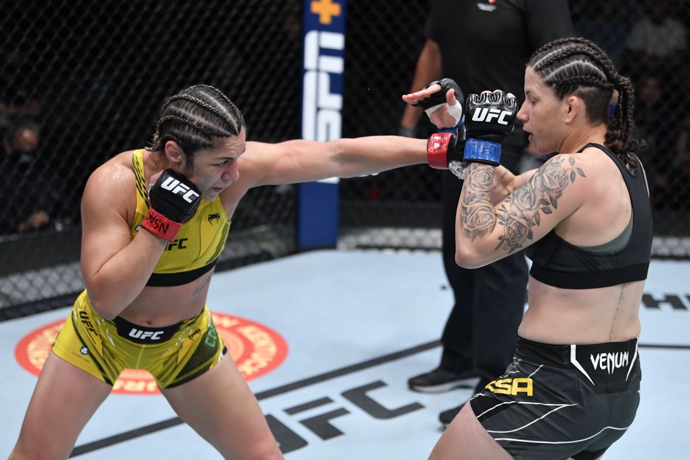 Девушка-боец жёстко ударила соперницу запрещённым приёмом на UFC 280. Фото