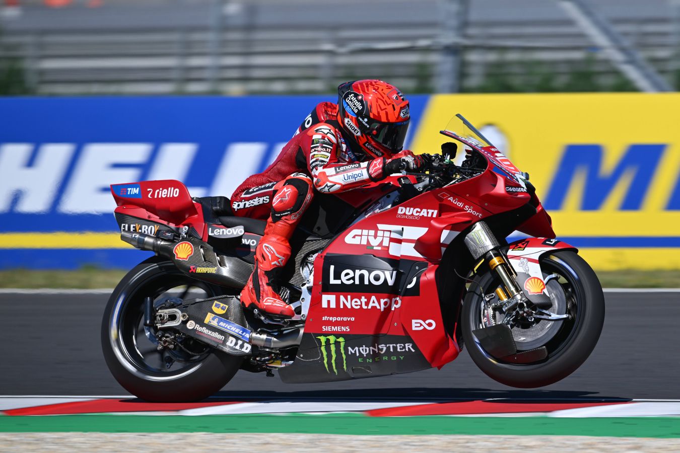 Марк Маркес победил на ГП Венгрии MotoGP после массового завала двух лидеров из «Априльи»
