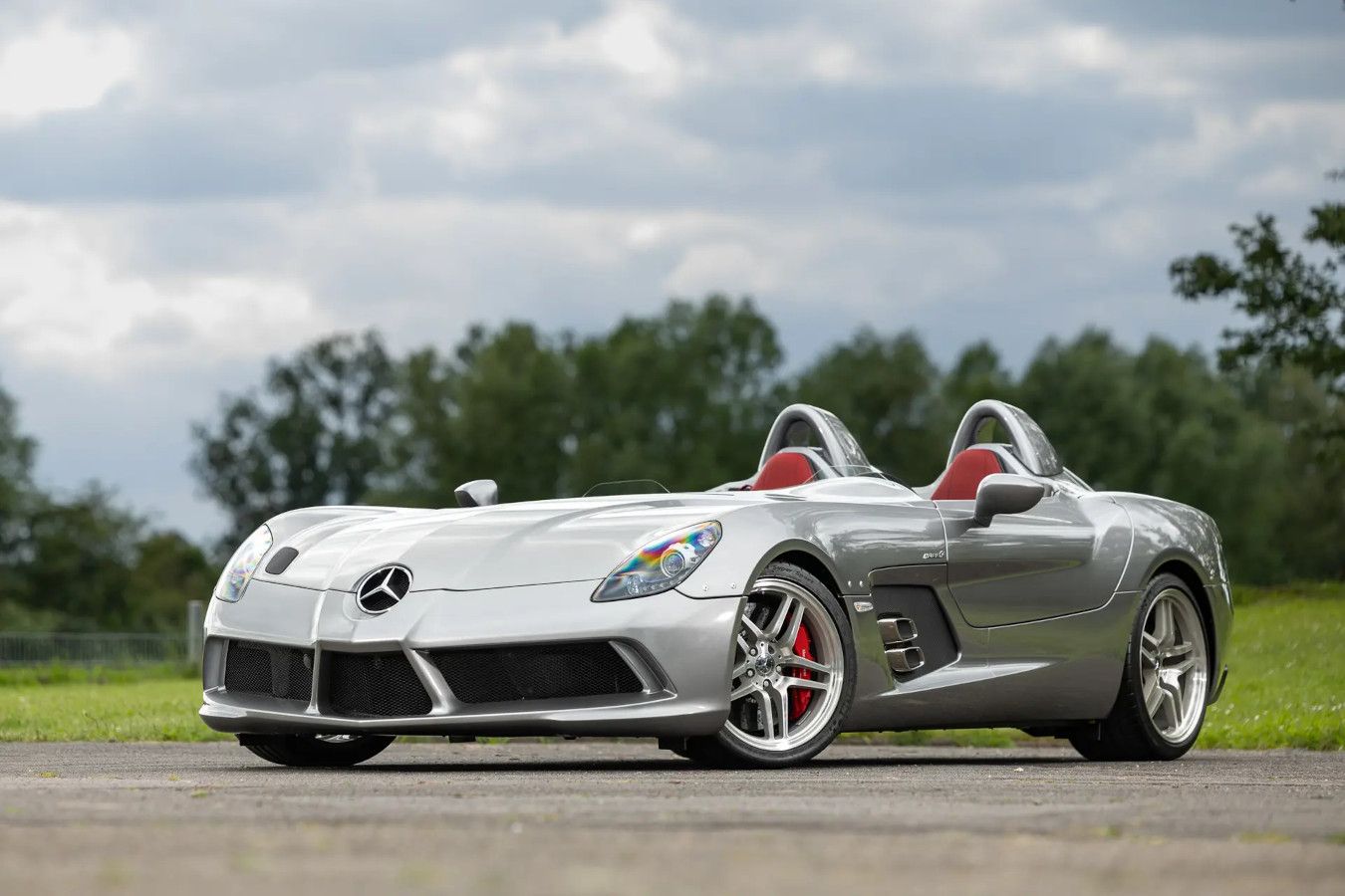 На аукцион выставлен Mercedes-Benz SLR McLaren, созданный в честь победы Стирлинга Мосса
