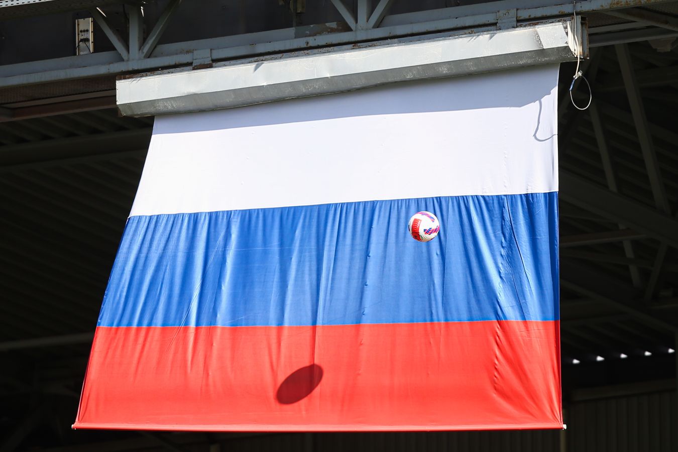 На матче сборной России с Буркина-Фасо выступит группа «Корни»