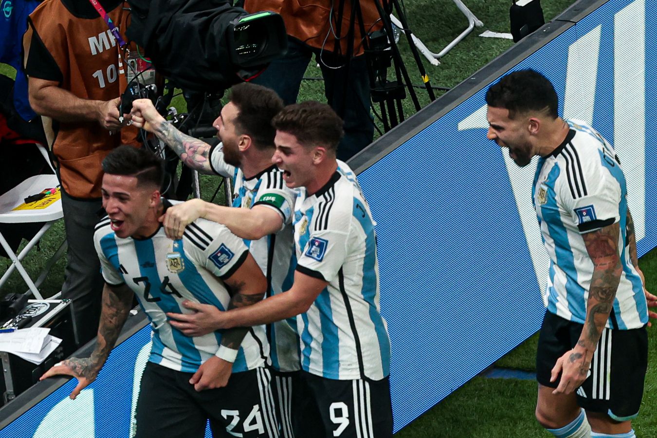 Аргентина и Польша в плей-офф ЧМ, Альварес извинился перед Месси. Главное к утру