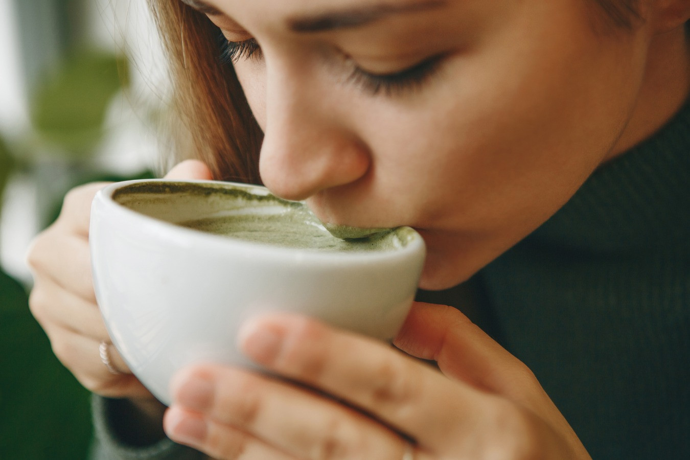 Можно ли пить зеленый чай с молоком. Девушка пьет зеленый чай. Девушка пьет чай матча. Чашка пельменей. Пьют кофе матча.