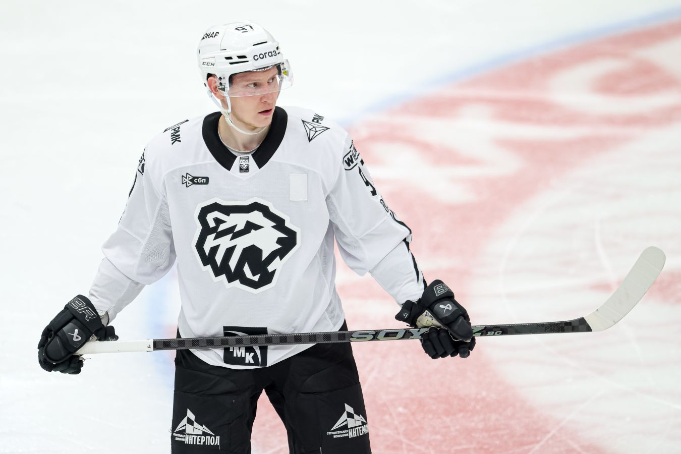 Форвард Трактора Глотов получил травму в матче с Адмиралом, ударившись головой о лёд