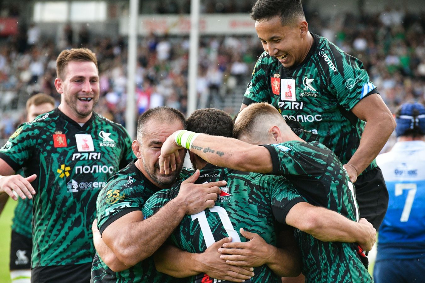 Радостные игроки «Красного Яра»