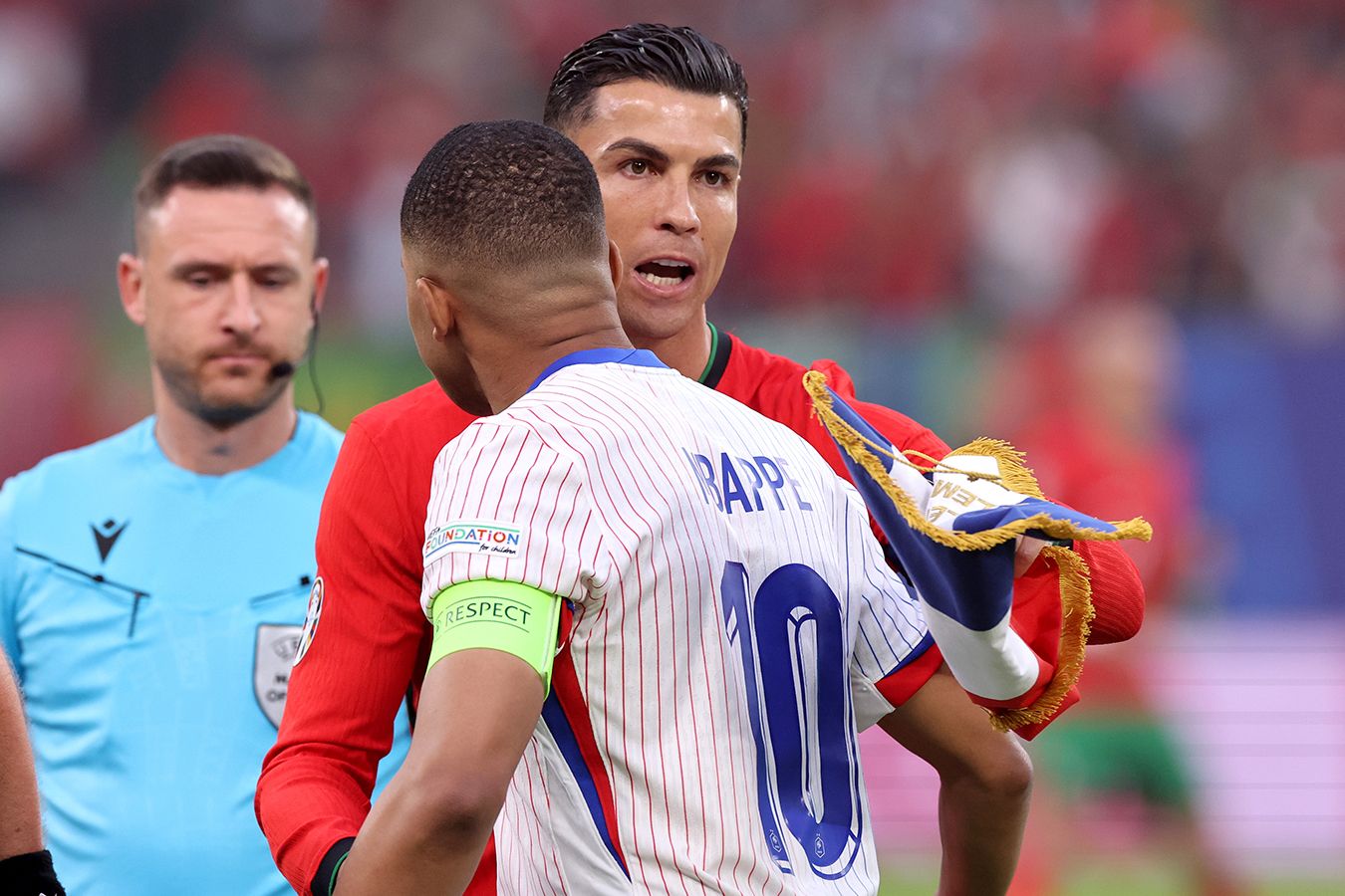 Фото: Роналду и Мбаппе поприветствовали друг друга перед матчем Португалия — Франция