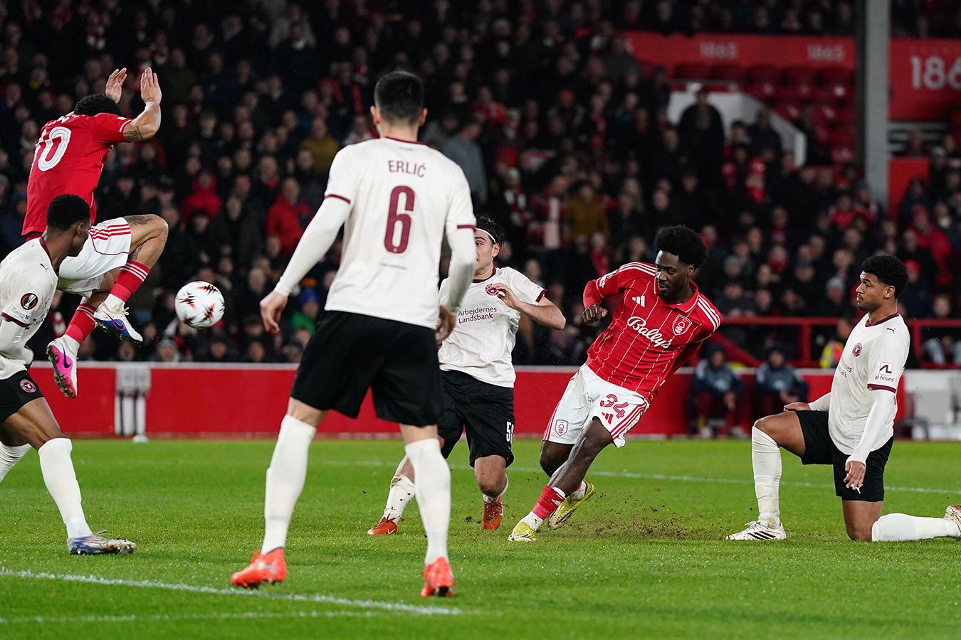 «Мидтьюлланн» одерживает победу над «Ноттингемом»