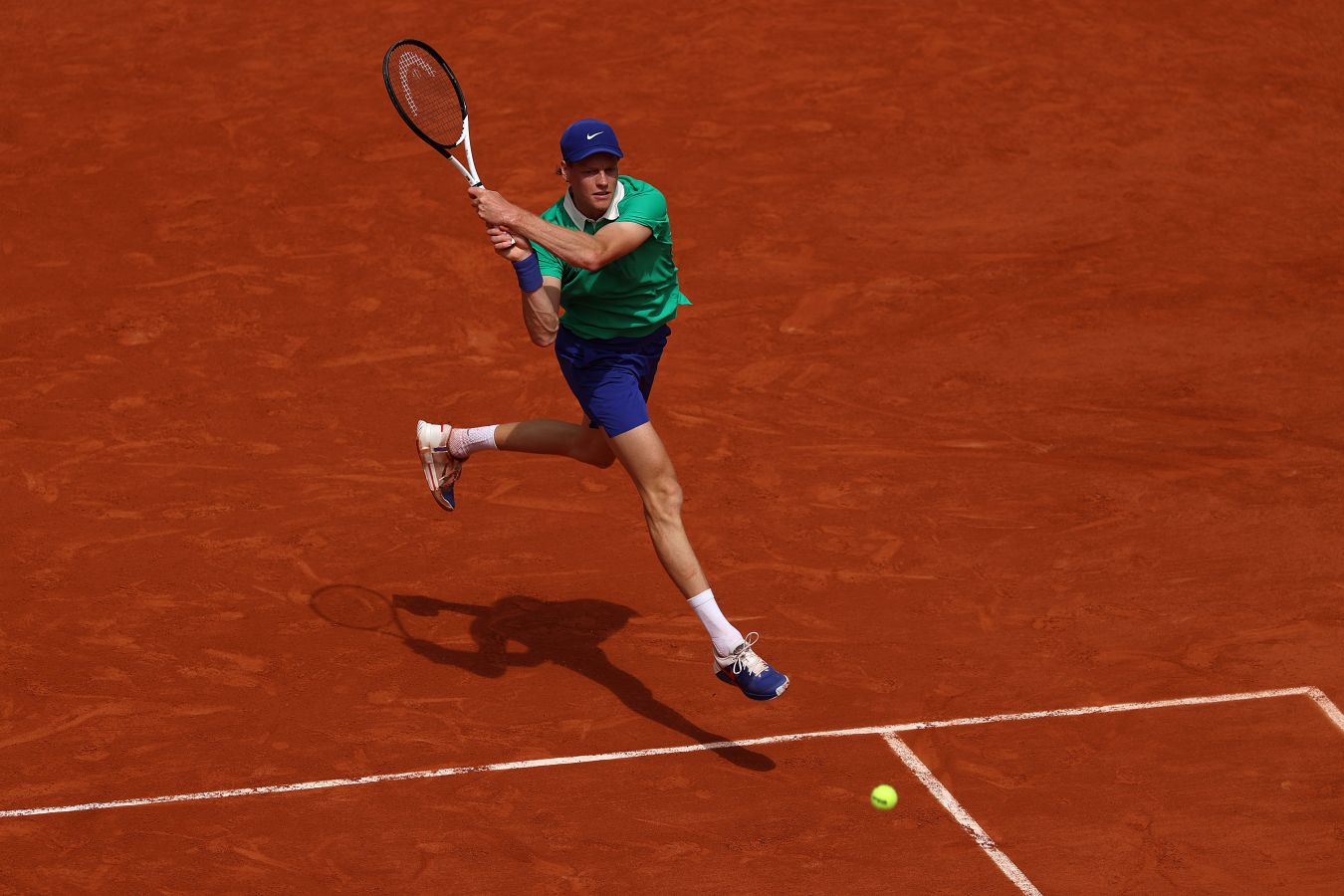 Синнер выиграл второй титул на грунте в своей карьере