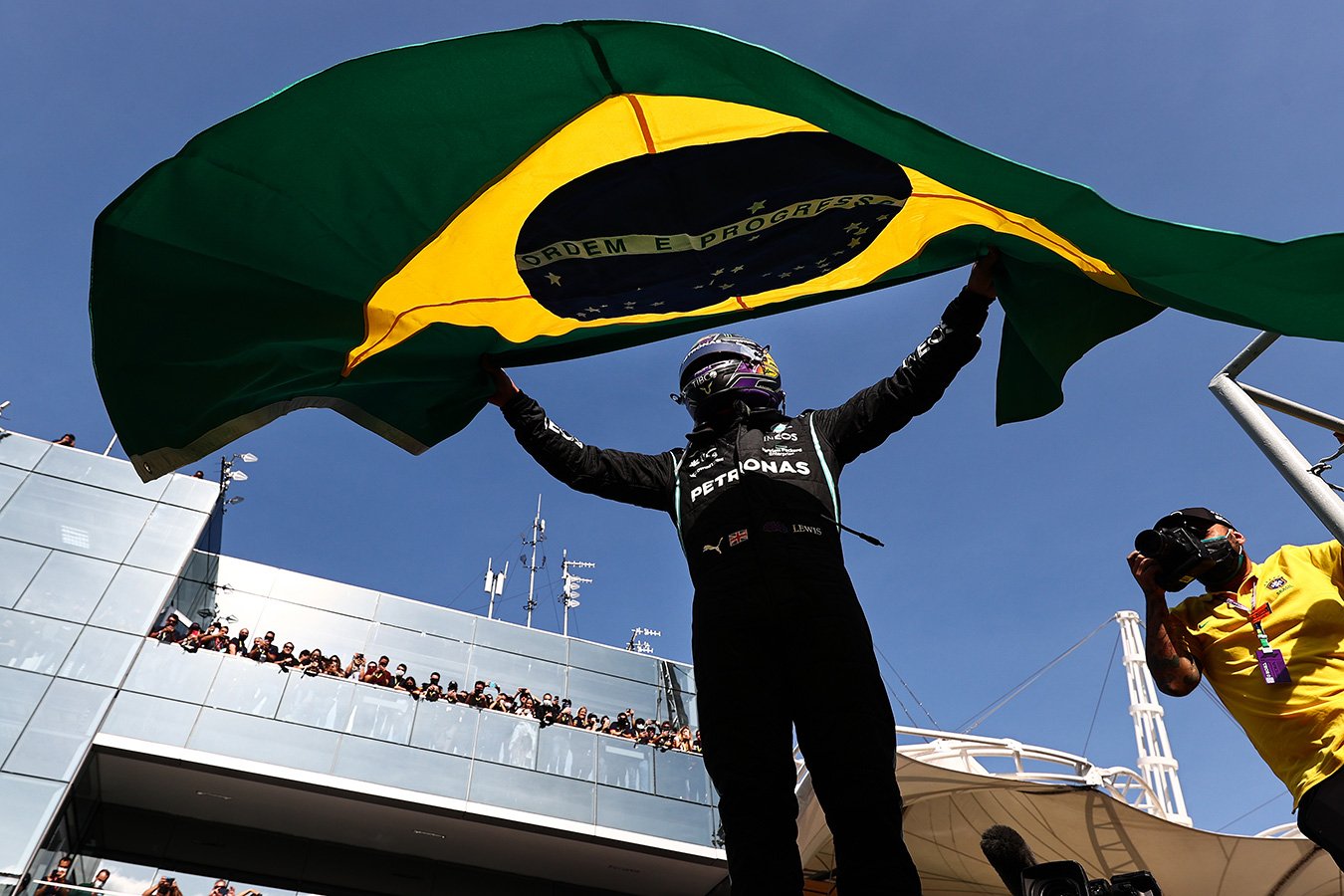 Хэмилтон сохранил победу на Гран-при Бразилии, но получил денежный штраф