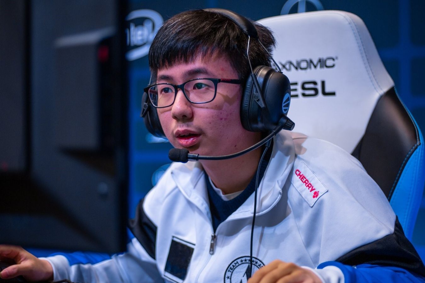 Китайский клуб Team Aster отчитал игрока состава по Dota 2 за желание завершить карьеру