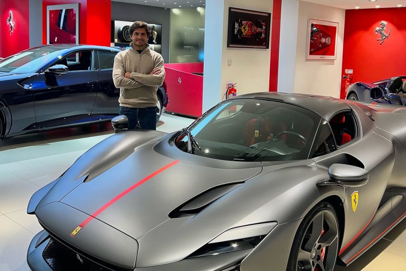 Карлосу Сайнсу доставили новый спорткар Ferrari. Он стоит более $ 2 млн