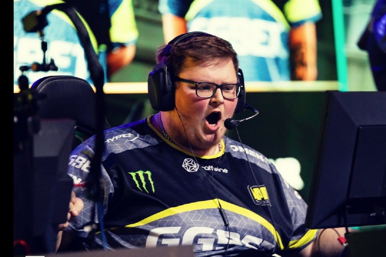 Boombl4 снова разводится с Анжеликой он пришёл с мамой в МФЦ