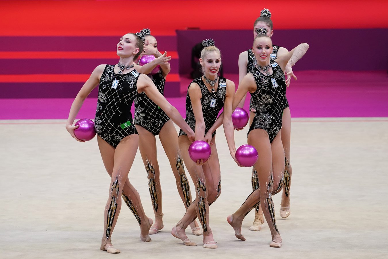 Сборная России выиграла золото в групповых упражнениях с пятью мячами на  чемпионате мира - Чемпионат
