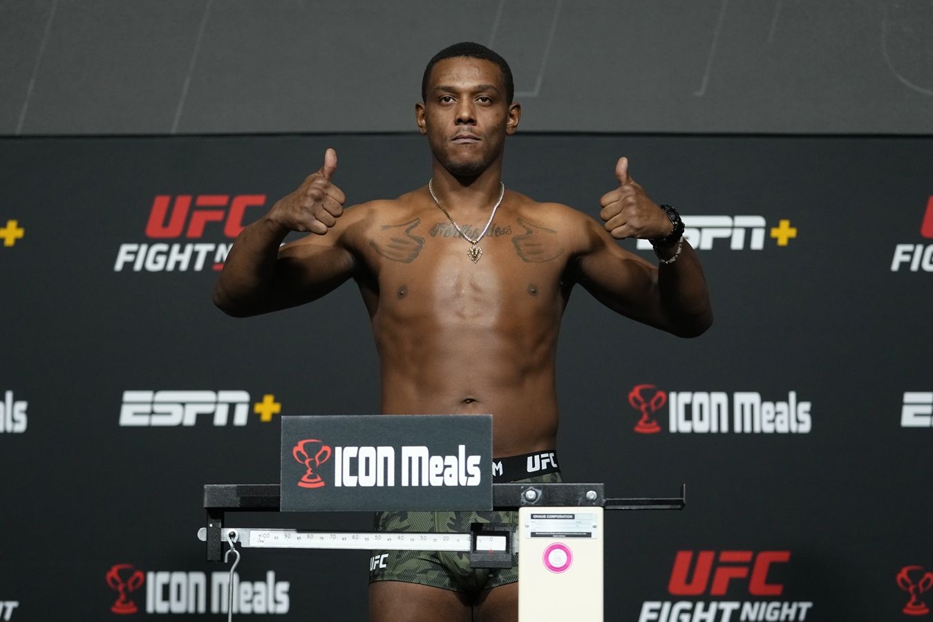 «То, чего я хочу». Экс-чемпион UFC сообщил, что готов подраться с непобеждённым Хокитом