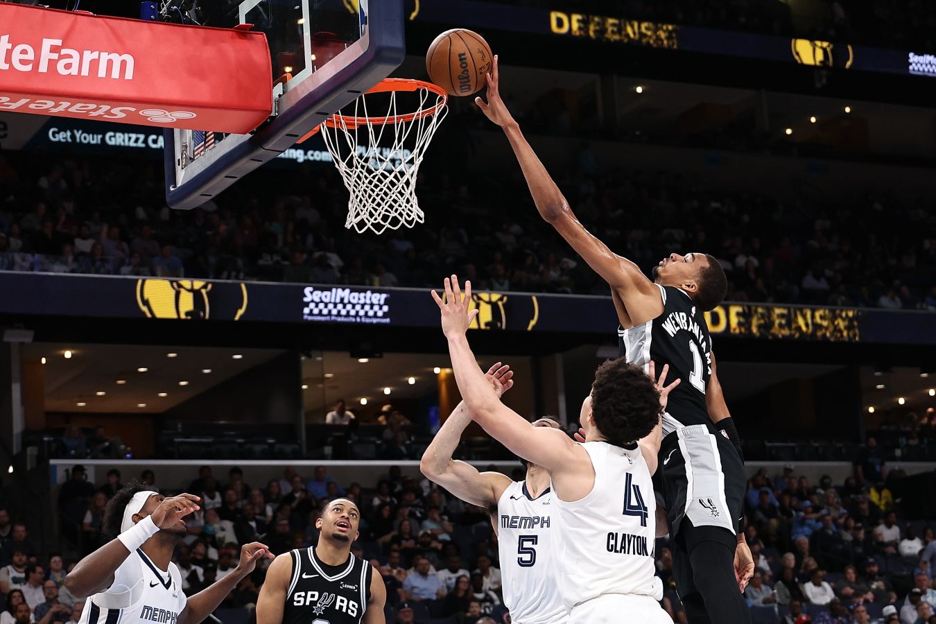 Дабл-дабл Виктора Вембаньямы помог Сан-Антонио разгромить Мемфис