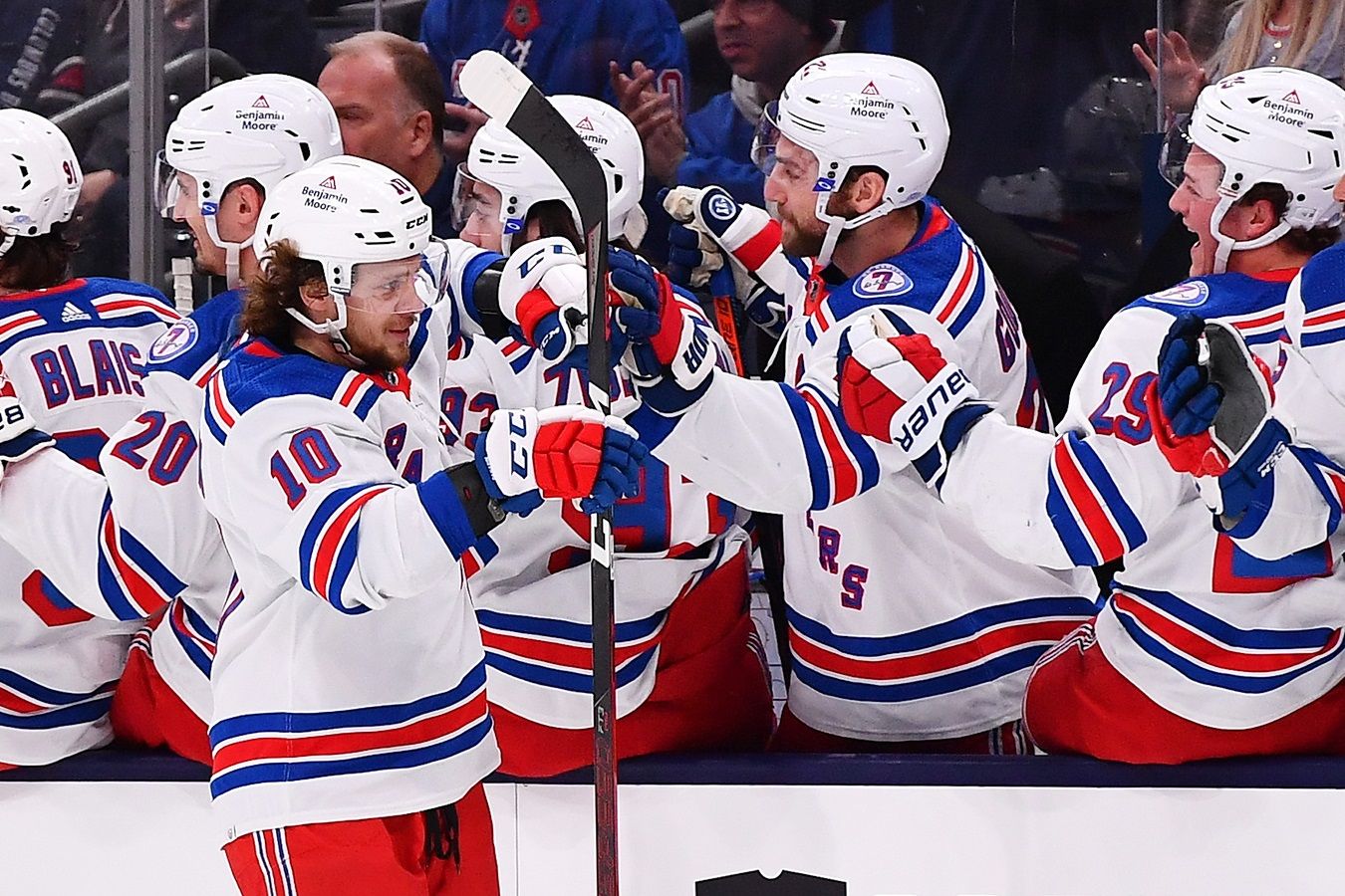 Артемий Панарин признан НХЛ второй звездой дерби Айлендерс  Рейнджерс с 11 голами