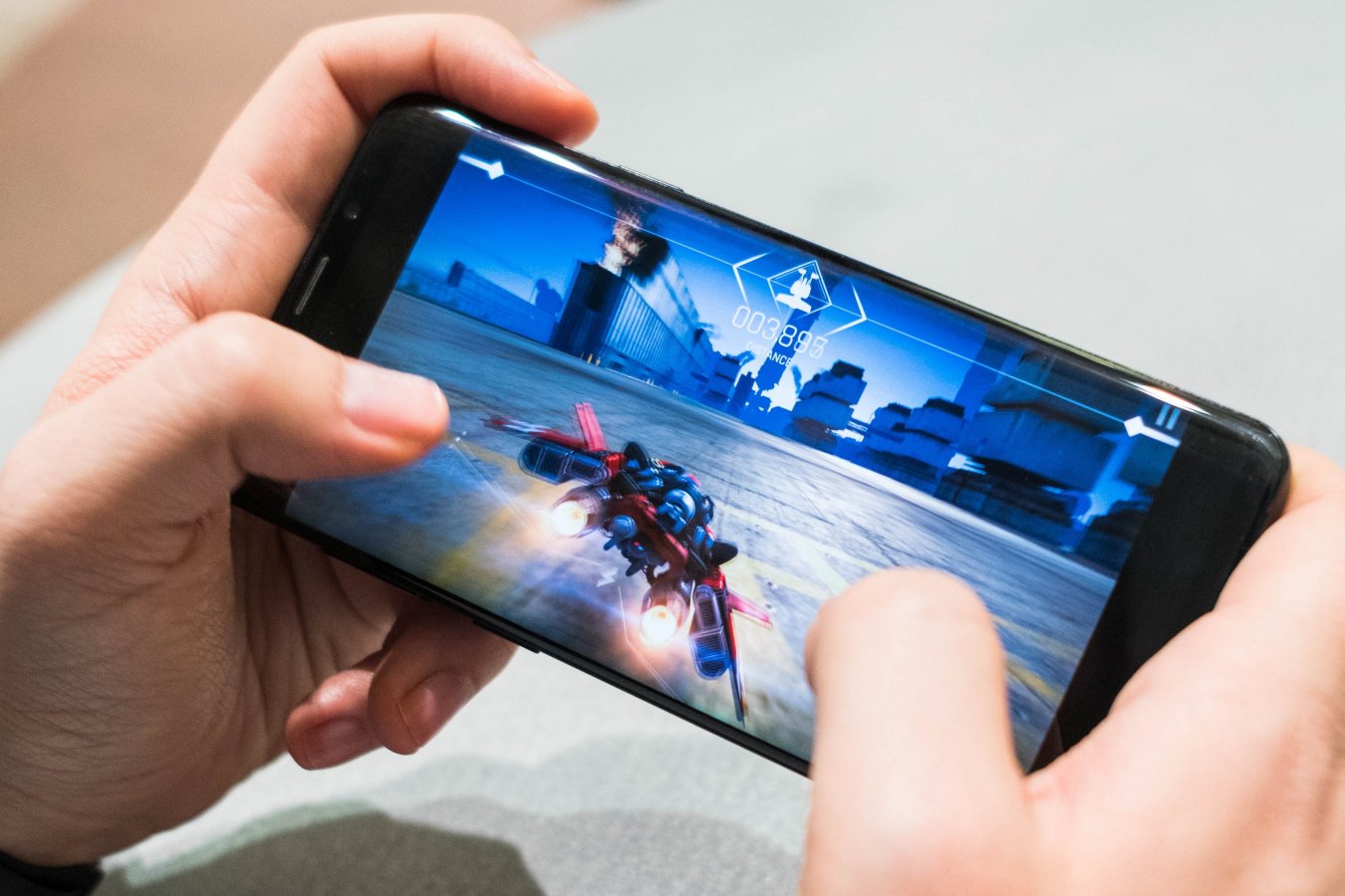 Исследование: 90% родителей любят играть на смартфоне