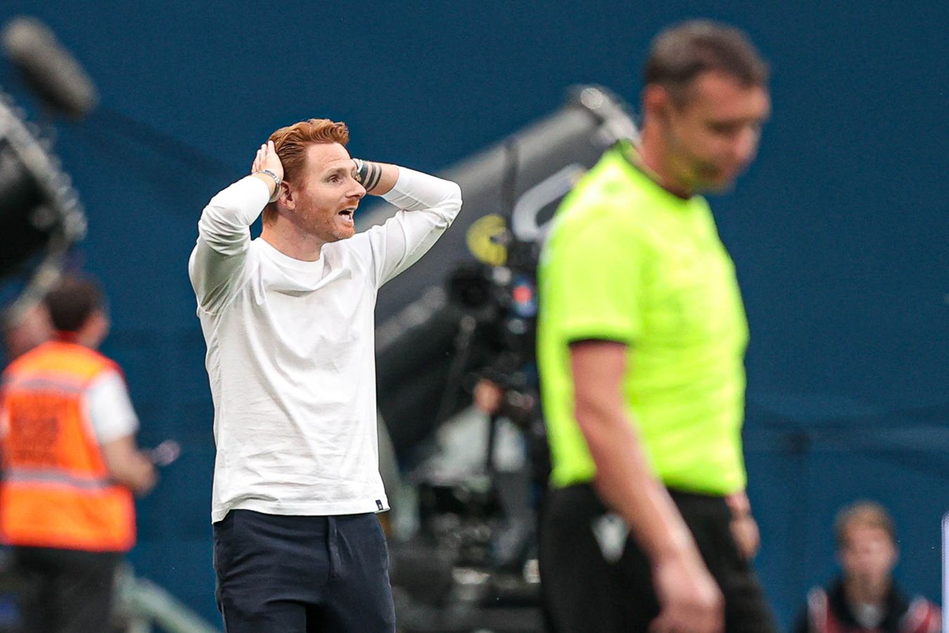 Почему абаскаля нет на матче. Гильермо абаскаль тренер. Футбольный матч фото. Почему абаскаля нет на матче. Почему абаскаля нет на матче.