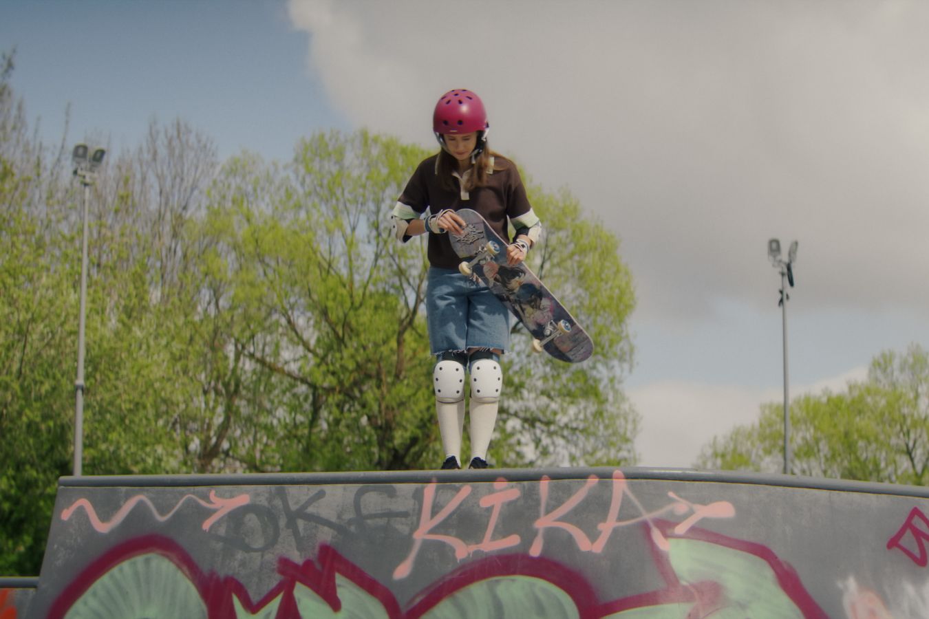 В Москве прошла светская премьера комедии «Своя в доску» про учительницу-скейтбордистку