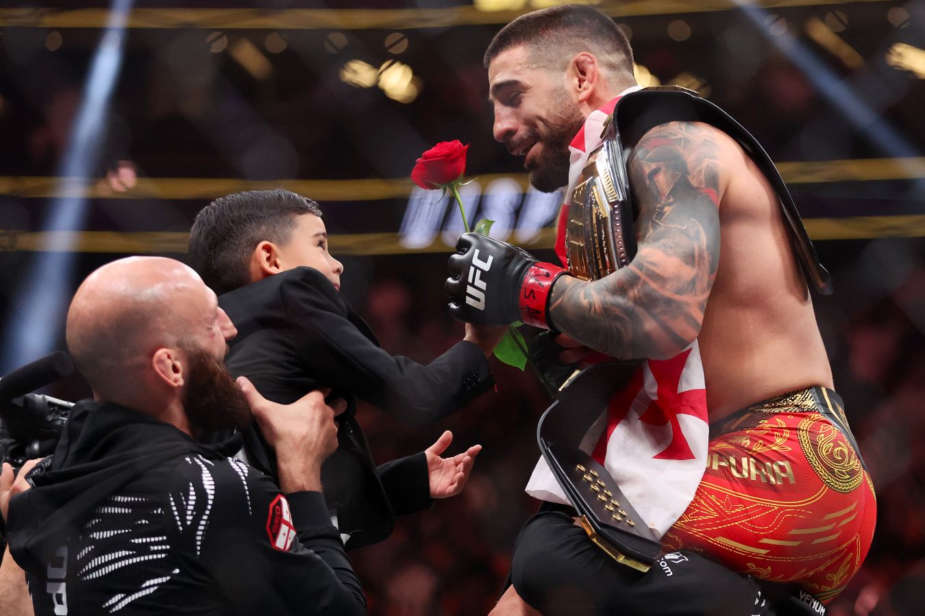 Это знак уважения. Топурия о том, почему оставляет розу в октагоне после боя