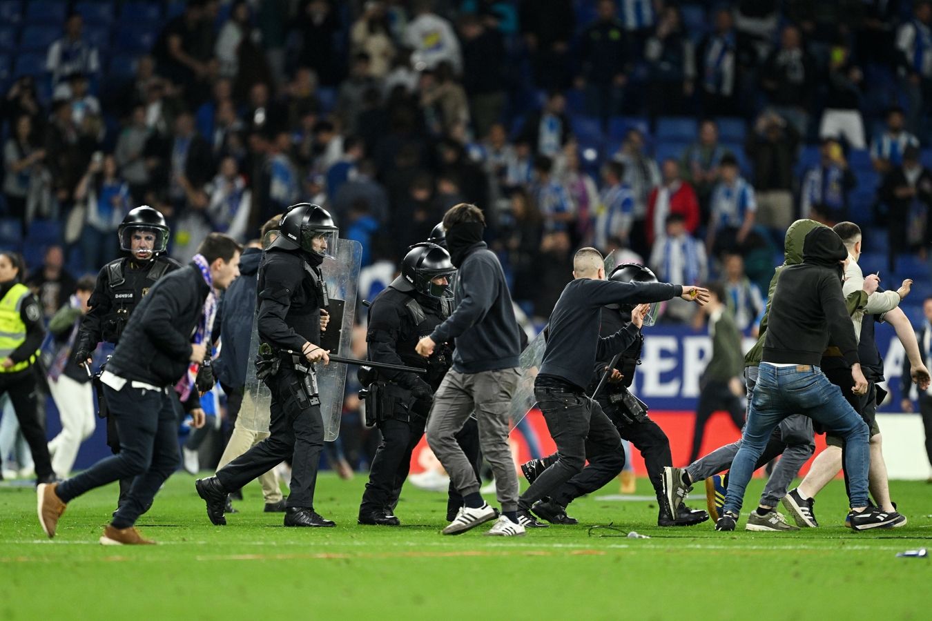 Болельщики «Эспаньола» выбежали на поле и атаковали игроков «Барселоны»