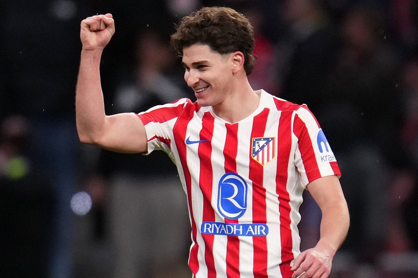 Смотрел на Месси. Альварес высказался о голе со штрафного в ворота Барселоны