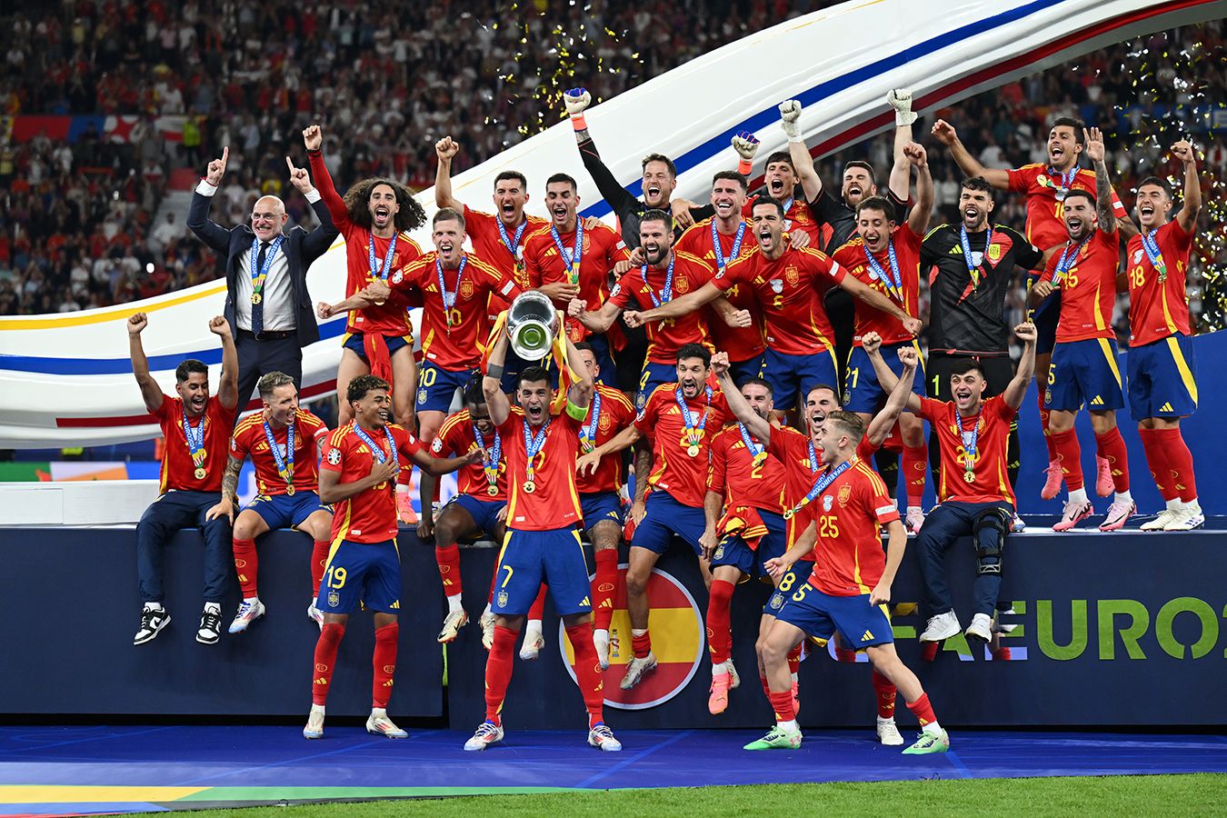 Сборная Испании получила трофей за победу на Евро-2024