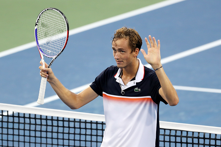Медведев впервые выиграл турнир серии «Мастерс» и стал пятой ракеткой мира