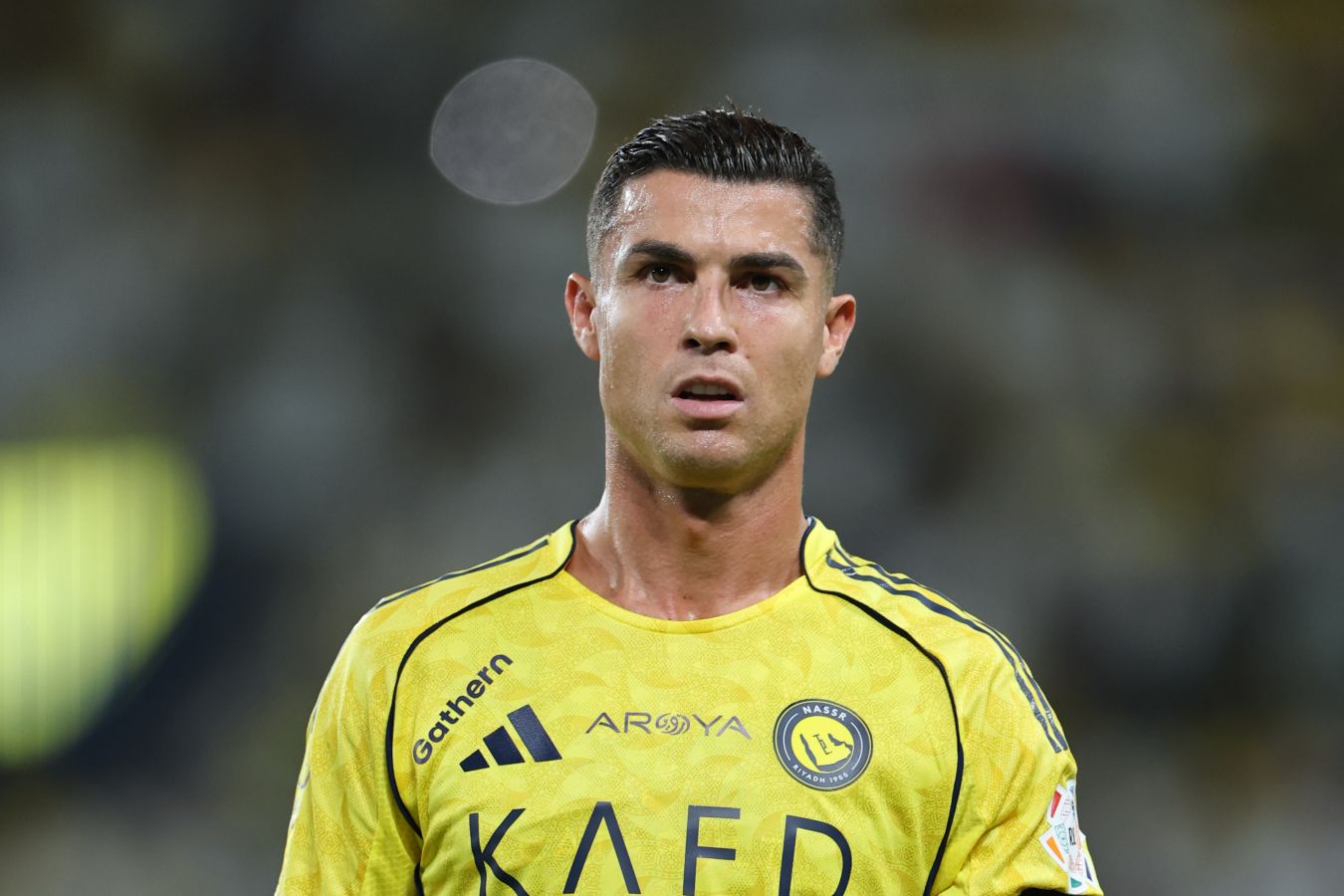 Криштиану Роналду наблюдает с трибун за финальным матчем Суперкубка Испании