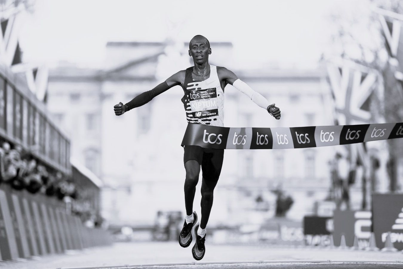 «Я попробую выбежать из двух часов». Рекордсмен мира в марафоне погиб в автокатастрофе
