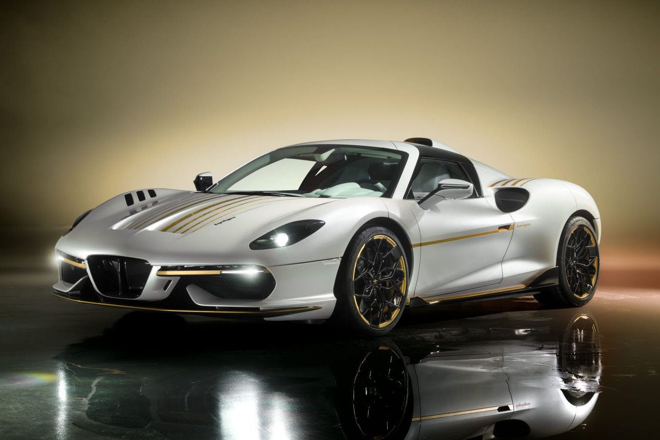 В Италии представили золотую Ferrari. Она будет единственной в своём роде