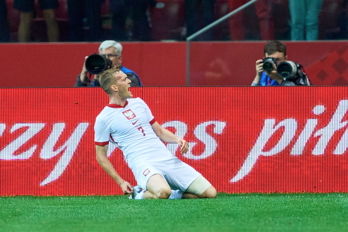 Форвард сборной Польши Свидерски травмировался, празднуя гол в матче с Турцией