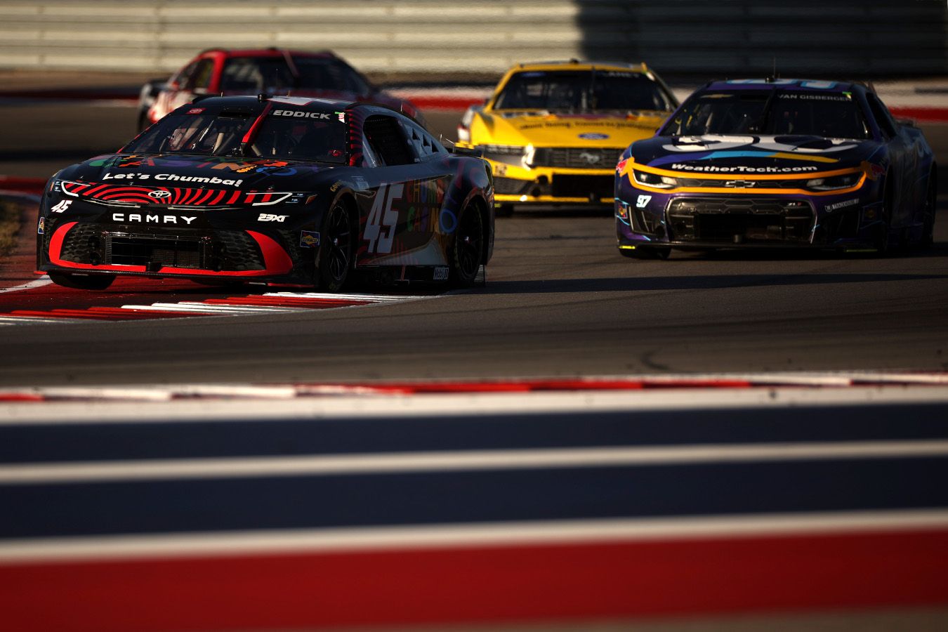 Гонщик команды Майкла Джордана поставил рекорд NASCAR три победы подряд на старте сезона