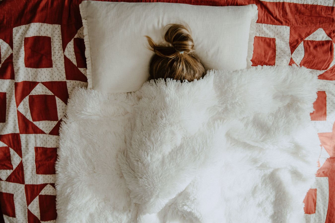 Сон под тяжёлым одеялом — чем полезен, принцип действия, влияние на  здоровье - Чемпионат