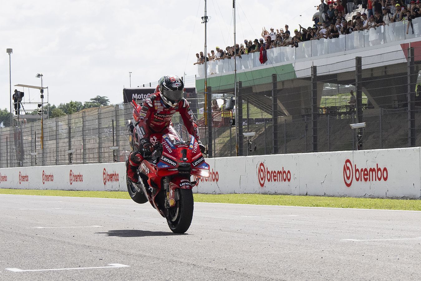 Баньяя выиграл гонку MotoGP в Италии, Бастьянини прорвался на 2-е место на  последнем круге