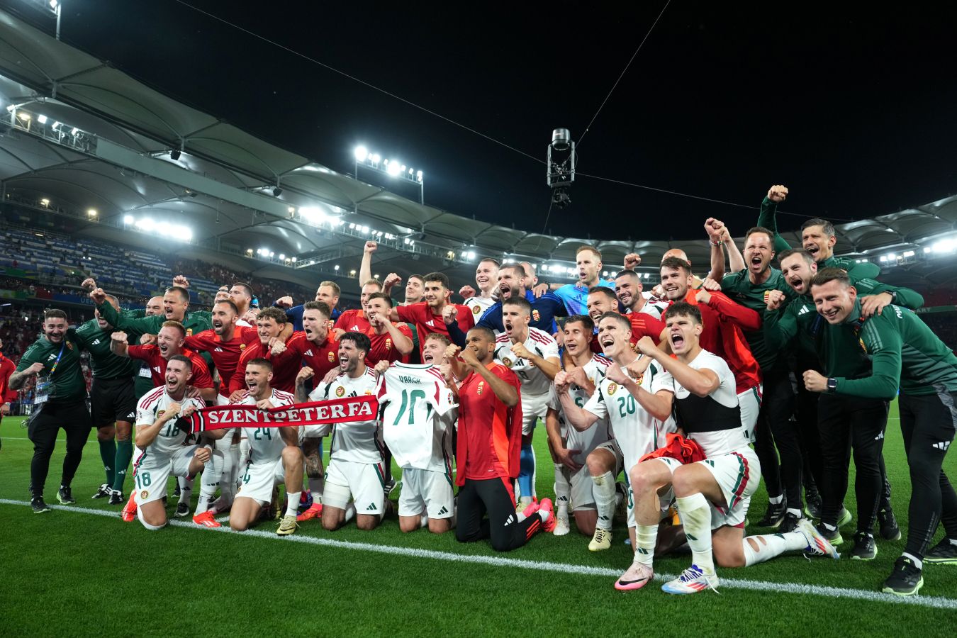 Футболисты сборной Венгрии поддержали Варгу после столкновения в матче с Шотландией