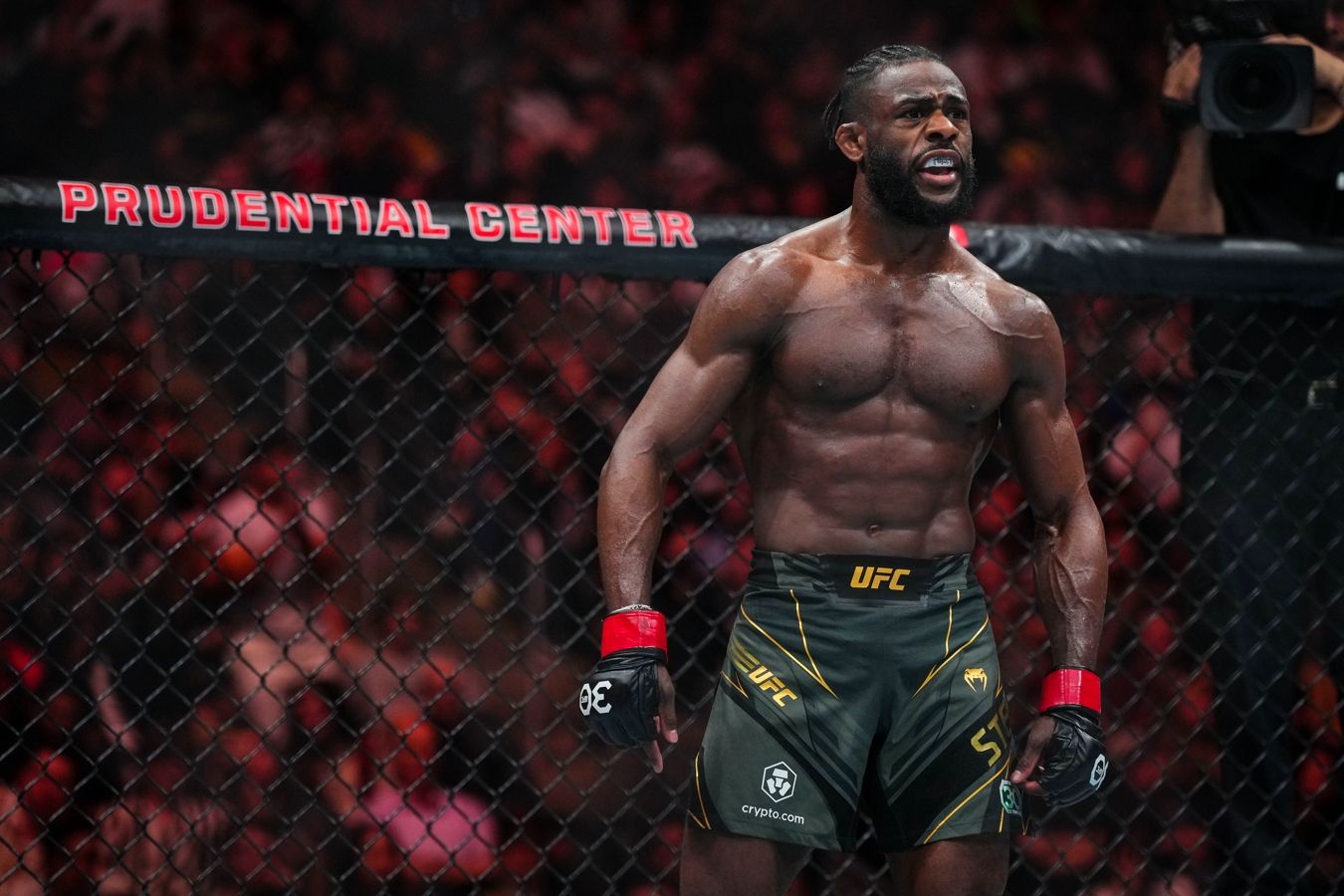 Почему Адесанья получает это Стерлинг обвинил UFC в фаворитизме