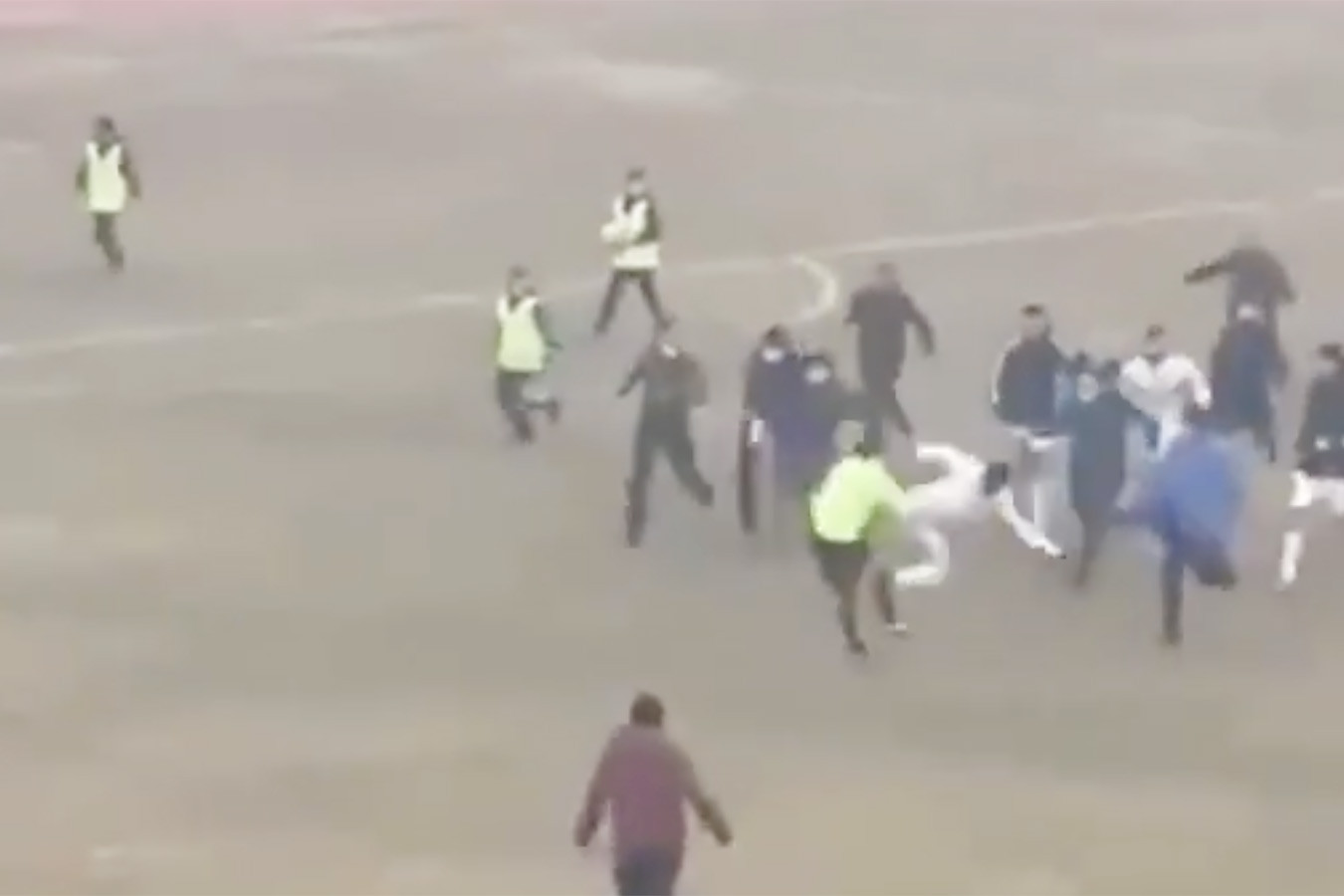 В Узбекистане после футбольного матча случилось побоище. Видео
