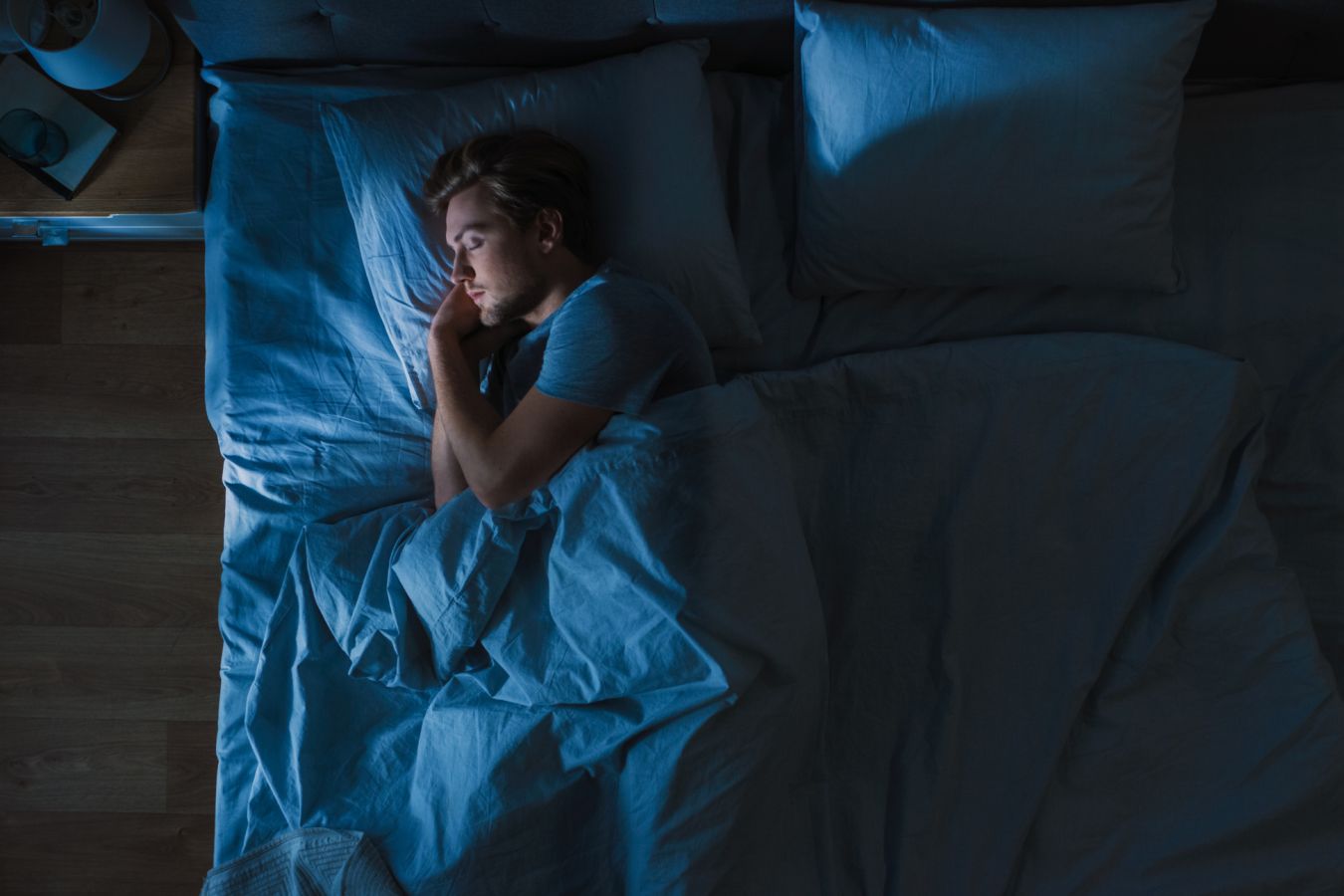 Какое положение тела во время сна считается лучшим, и почему нельзя спать головой на север