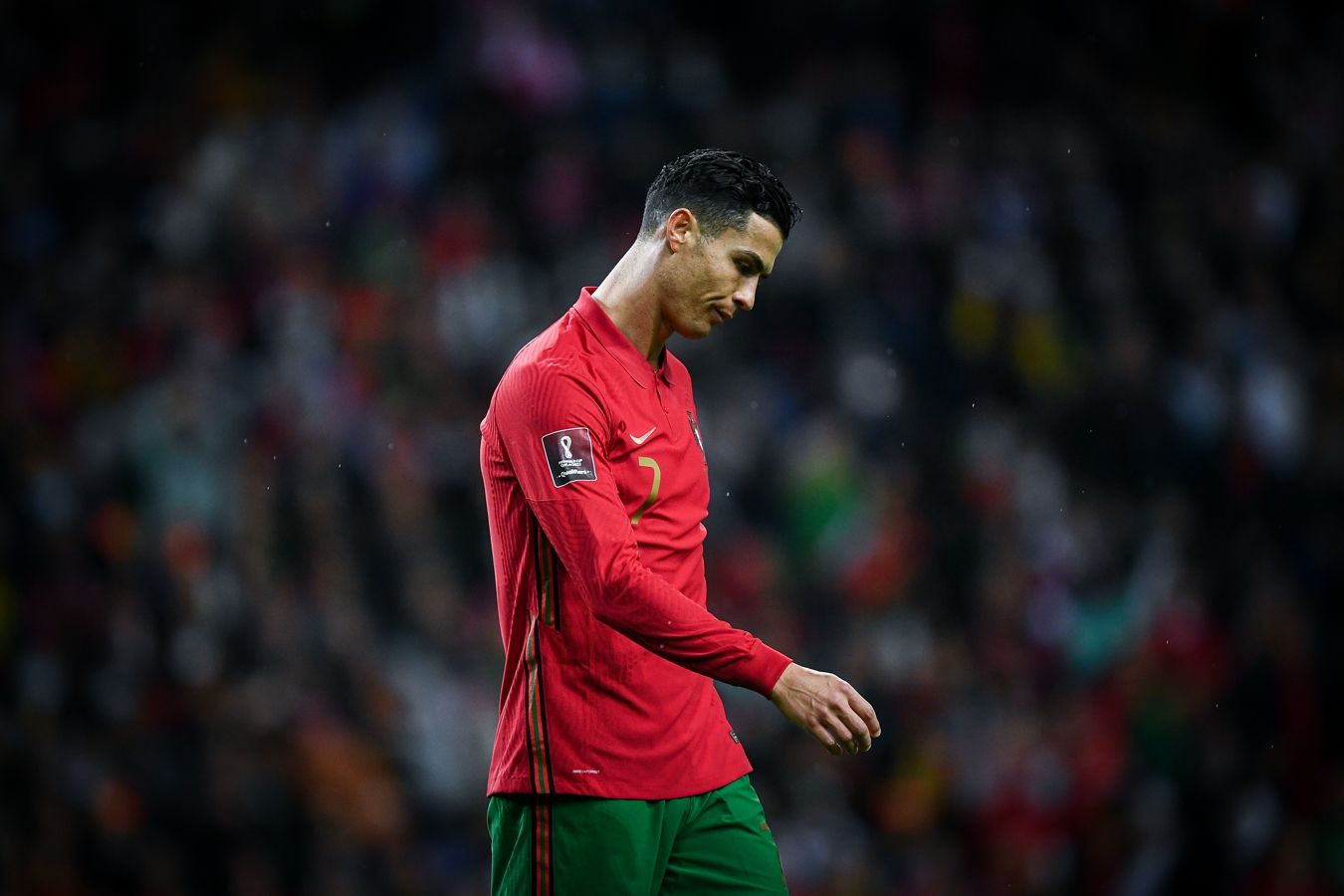 Роналду бросил капитанскую повязку после поражения от Испании