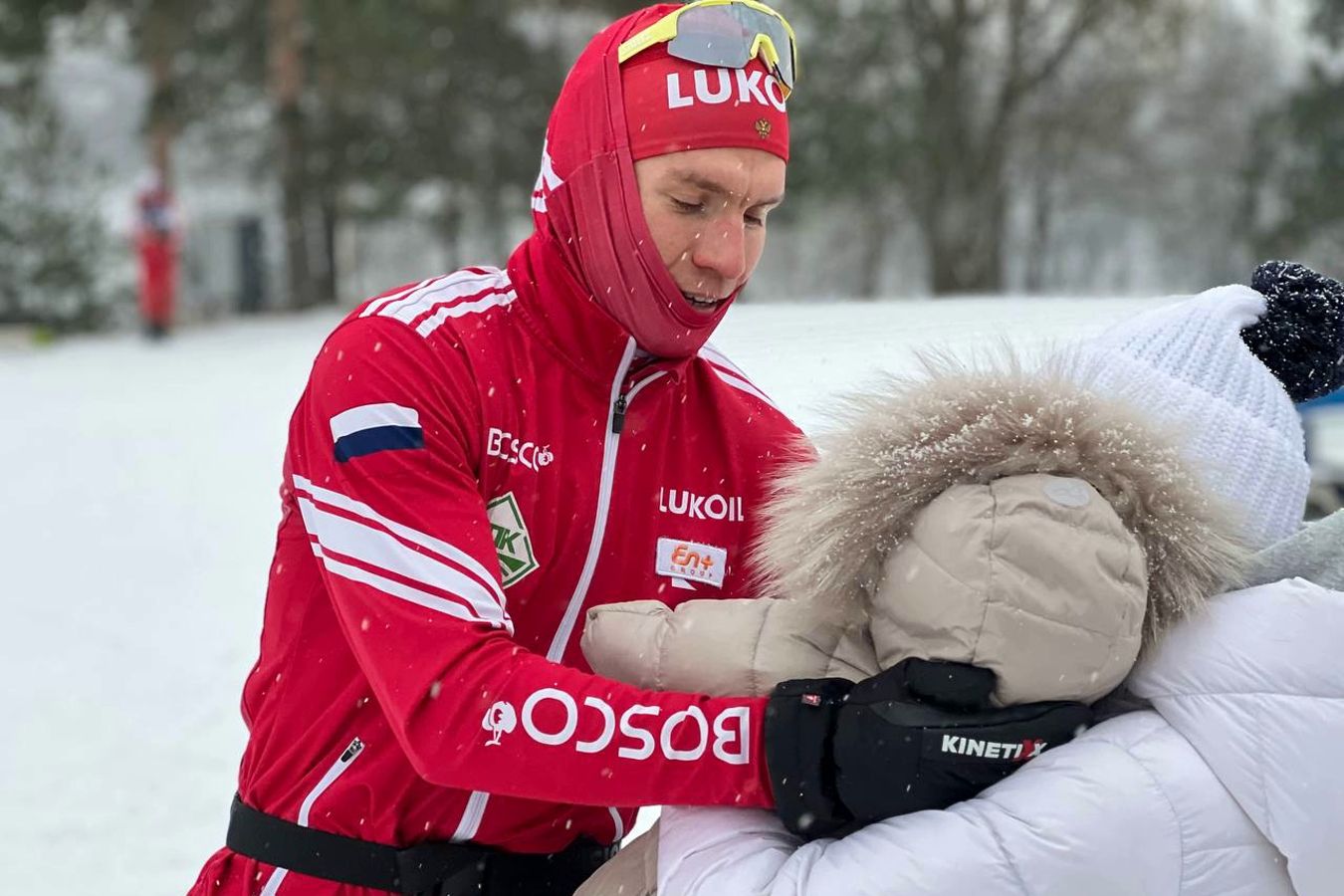 Видео: Большунов и Якимушкин устроили забег со своими детьми в колясках после скиатлона