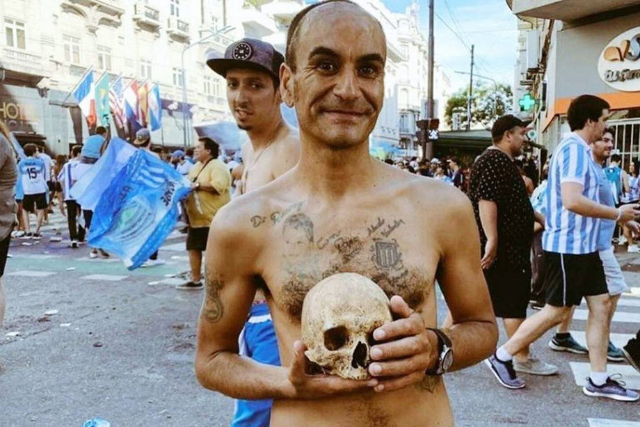 Болельщик отметил победу любимой команды с черепом дедушки
