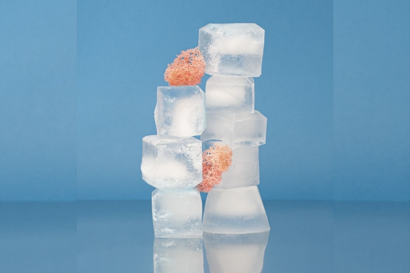 Почему опасно протирать лицо кубиками льда?