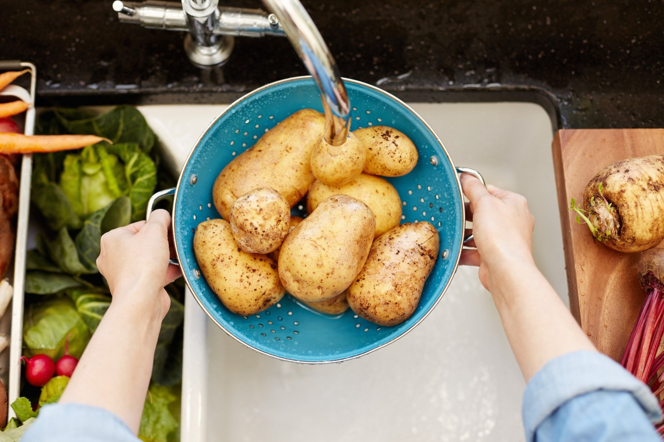 Разбираемся с вопросами, почему ребенок ест сырую картошку и не вредно ли это