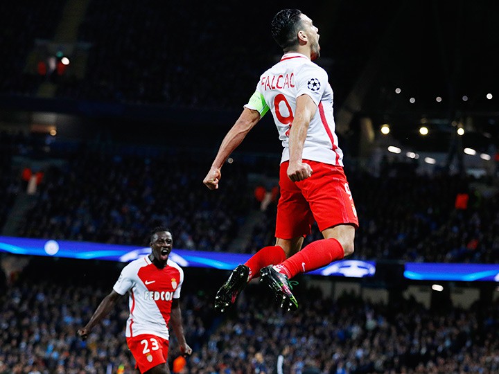 Фэнтези спорт ру. Фалькао и Мбаппе. Радамель Фалькао с книгой.