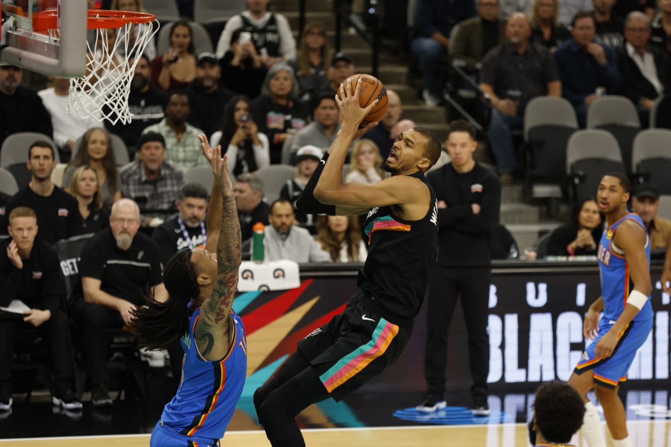 Дабл-дабл Вембаньямы помог Сан-Антонио победить Оклахому без Гилджес-Александера