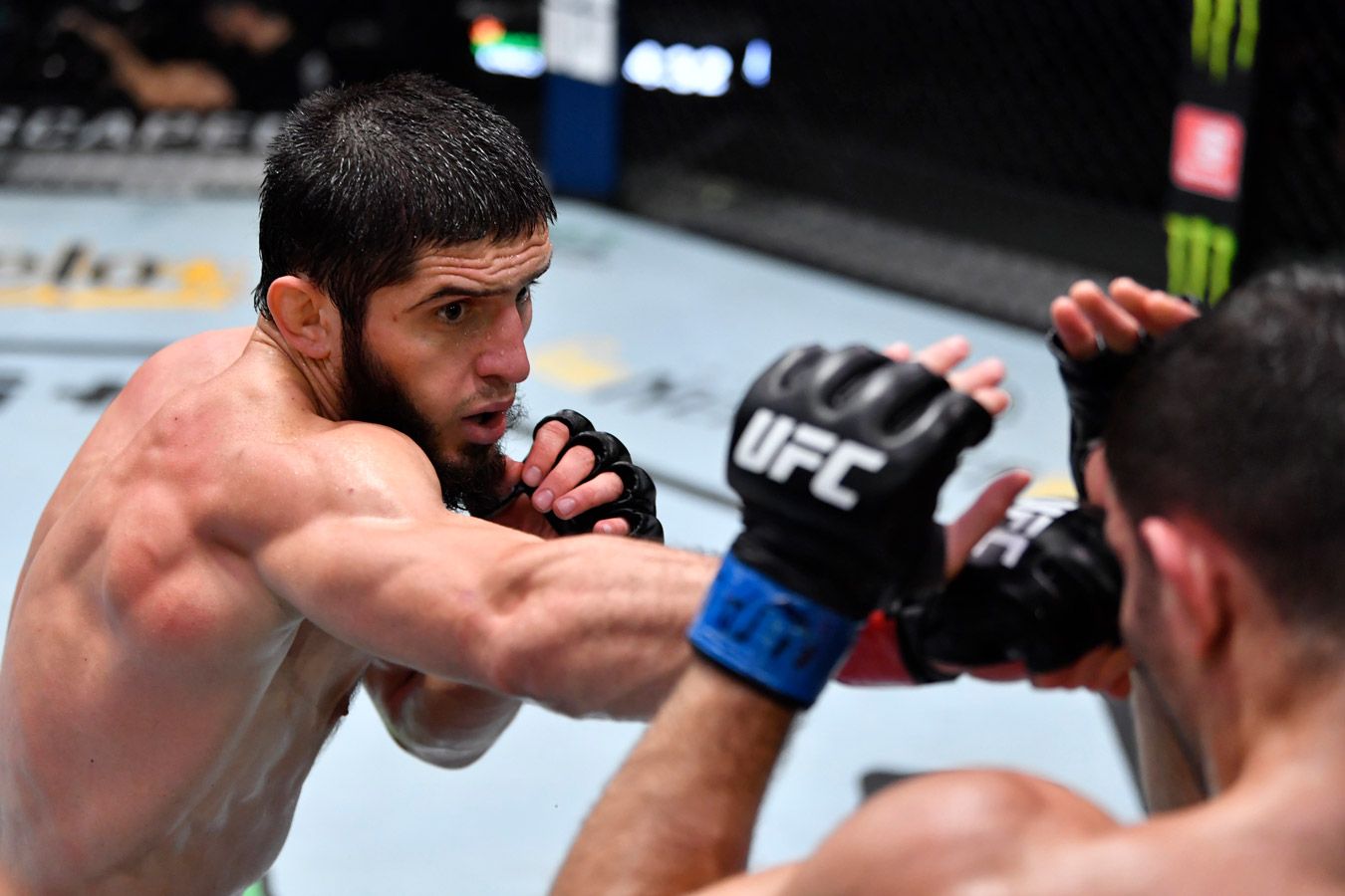 Экс-боец UFC дал совет Махачеву на бой с Волкановски