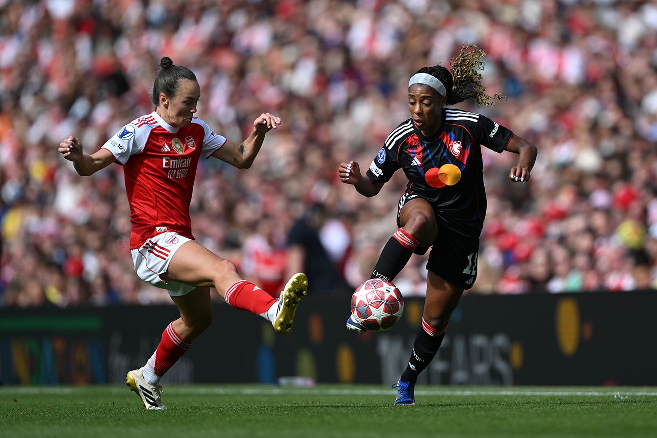 Арсенал вырвал победу у Лиона в первом матче 1/2 финала женской Лиги чемпионов