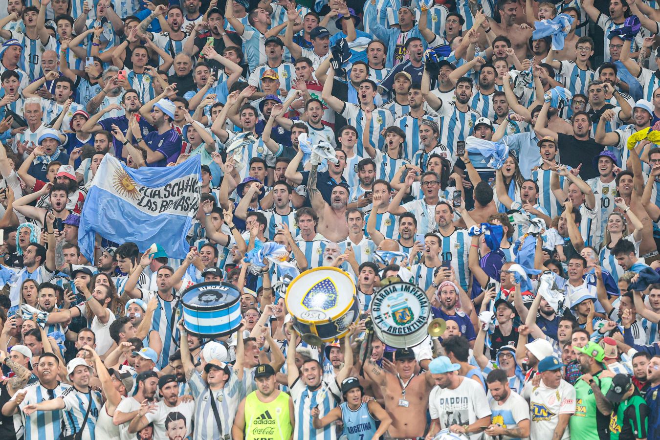 Фанаты Аргентины на стадионе празднуют вылет сборной Бразилии с ЧМ-2022