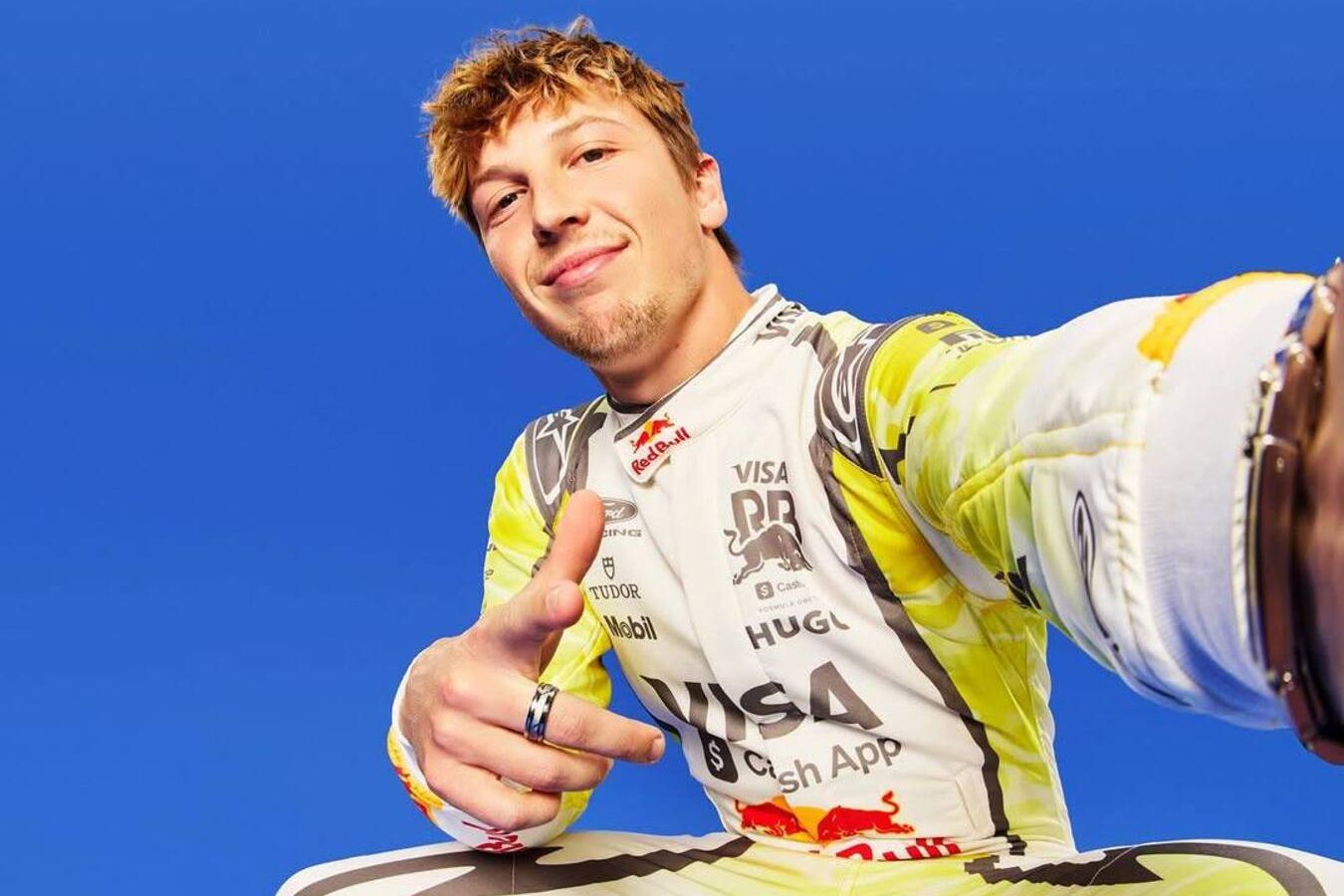 Фото: «Рейсинг Буллз» показал гоночные комбинезоны пилотов в стиле спецливреи к ГП Майами