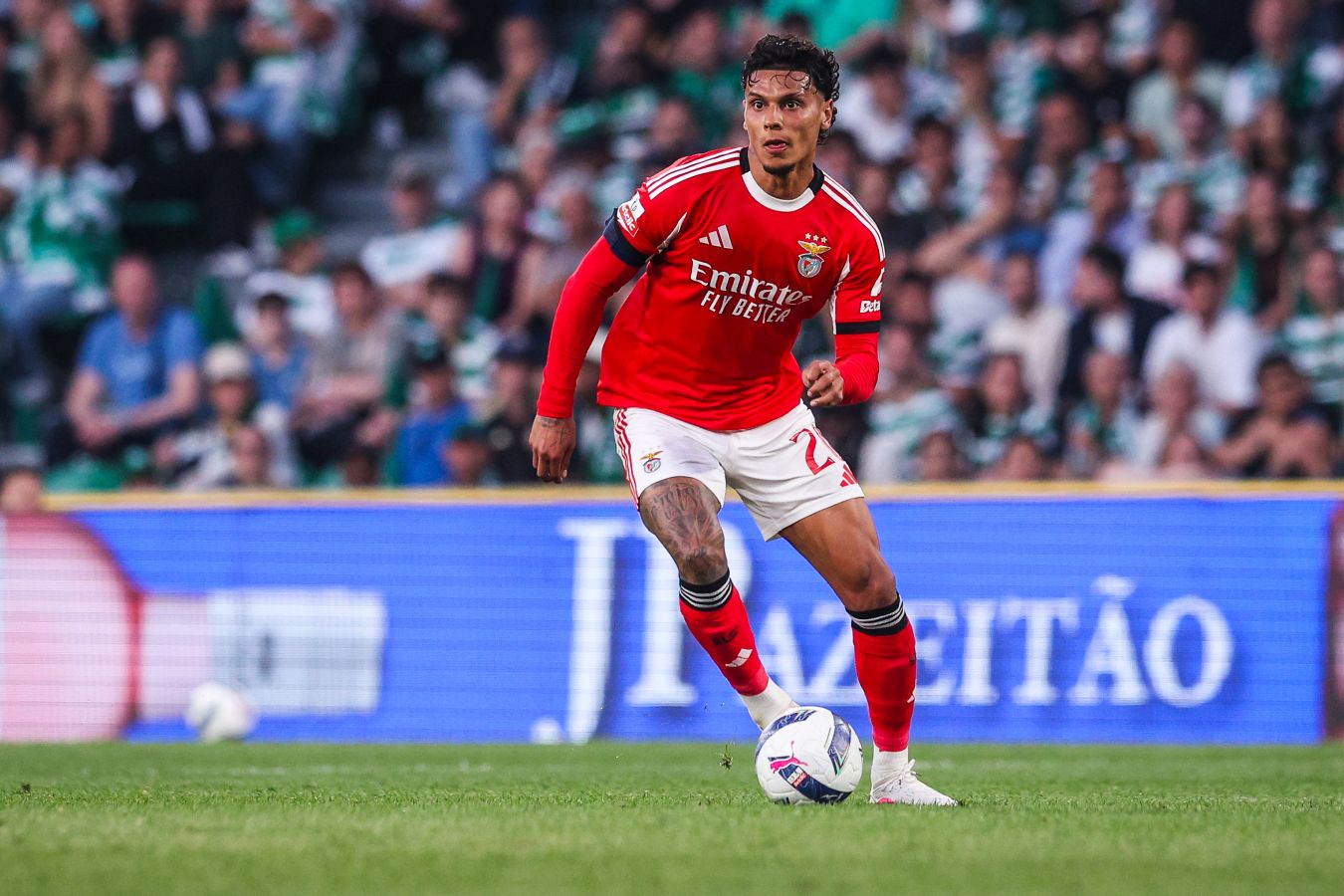 «МЮ» может купить полузащитника «Бенфики» Риоса за € 45 млн — Caught Offside